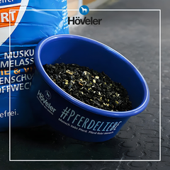 PUR.SPORT premium horse feed in a blue bowl, featuring Höveler branding and mixed ingredients for equine nutrition.