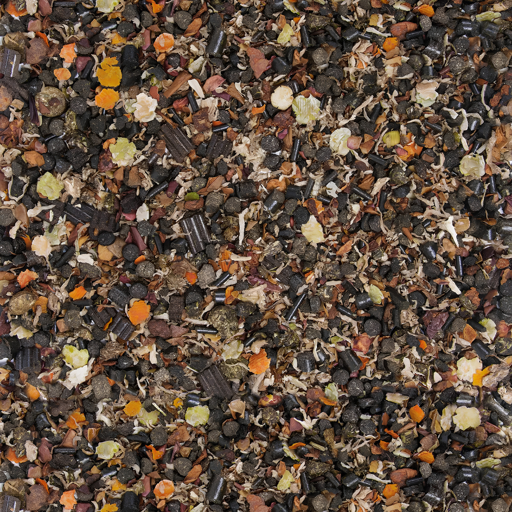 Close-up of natural ingredients in PUR.SENIOR horse feed, showcasing a grain-free blend for ageing horses.