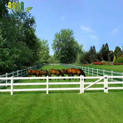 سياج مزرعة الخيول ذو الثلاث قضبان باللون الأبيض