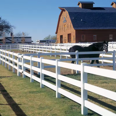 سياج مزرعة الخيول ذو الثلاث قضبان باللون الأبيض