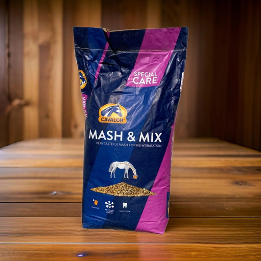 Cavalor MASH & MIX premium horse feed packaging on wooden surface, ideal for rehydration and palatability.