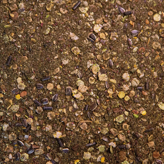 Close-up of Höveler PUR.MUSKEL grain-free muesli blend for muscle support in horses.