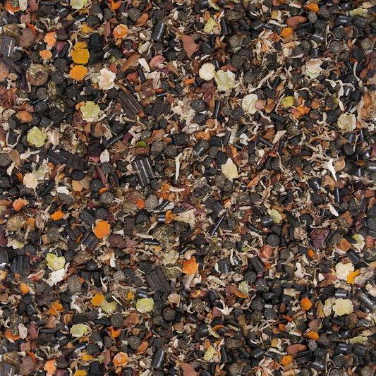 Close-up of natural ingredients in PUR.SENIOR horse feed, showcasing a grain-free blend for ageing horses.