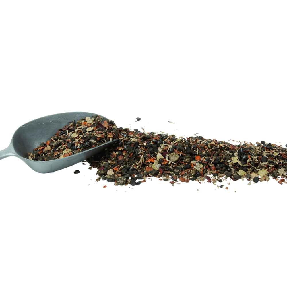 Höveler PUR.SENIOR horse feed showing a scoop of premium grain-free mix for ageing horses.