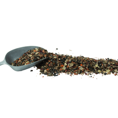 Höveler PUR.SENIOR horse feed showing a scoop of premium grain-free mix for ageing horses.