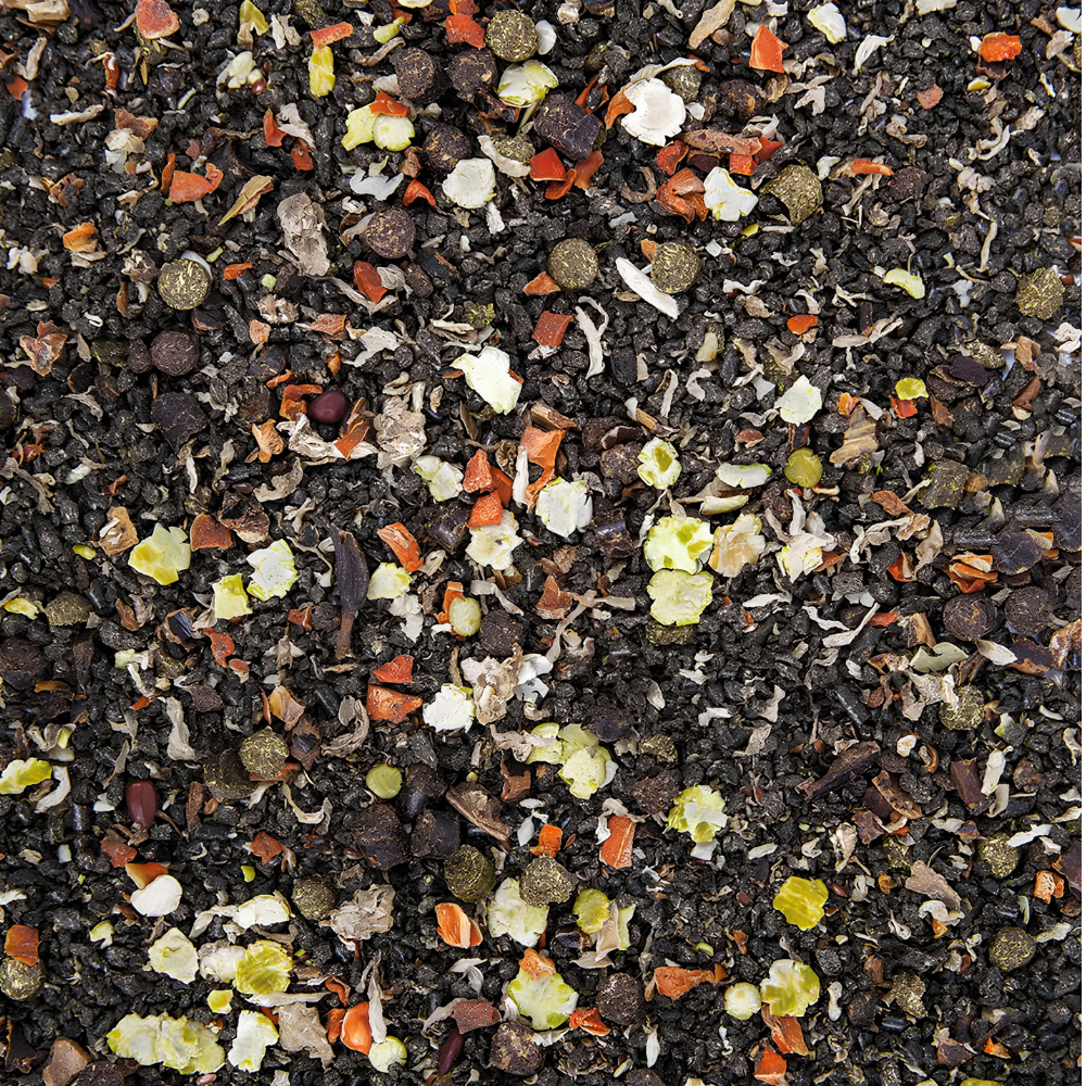 Close-up of herbal muesli blend featuring grains, herbs, and seeds for horse nutrition in PUR.MASH.