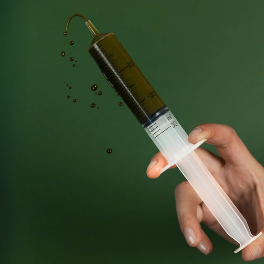 Lactalyse muscle support supplement in a syringe, designed for equine performance support.