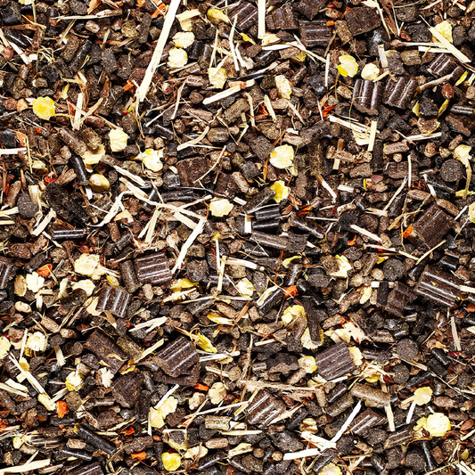 Close-up of Höveler PUR.KRÄUTER herbal muesli, featuring a blend of herbs and fibrous ingredients for horses.